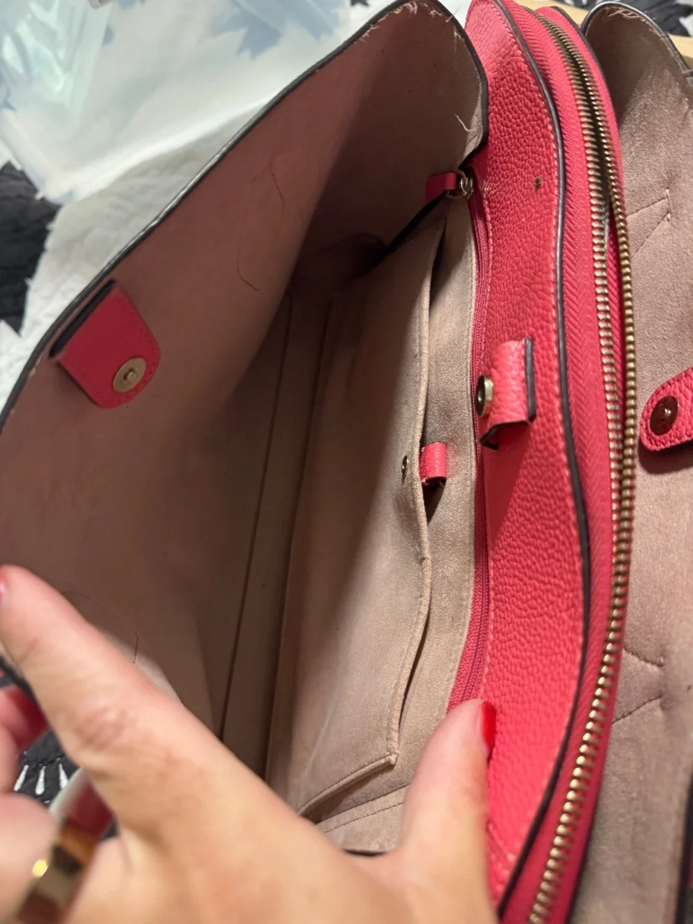 Kate Spade tote GUC holds 13